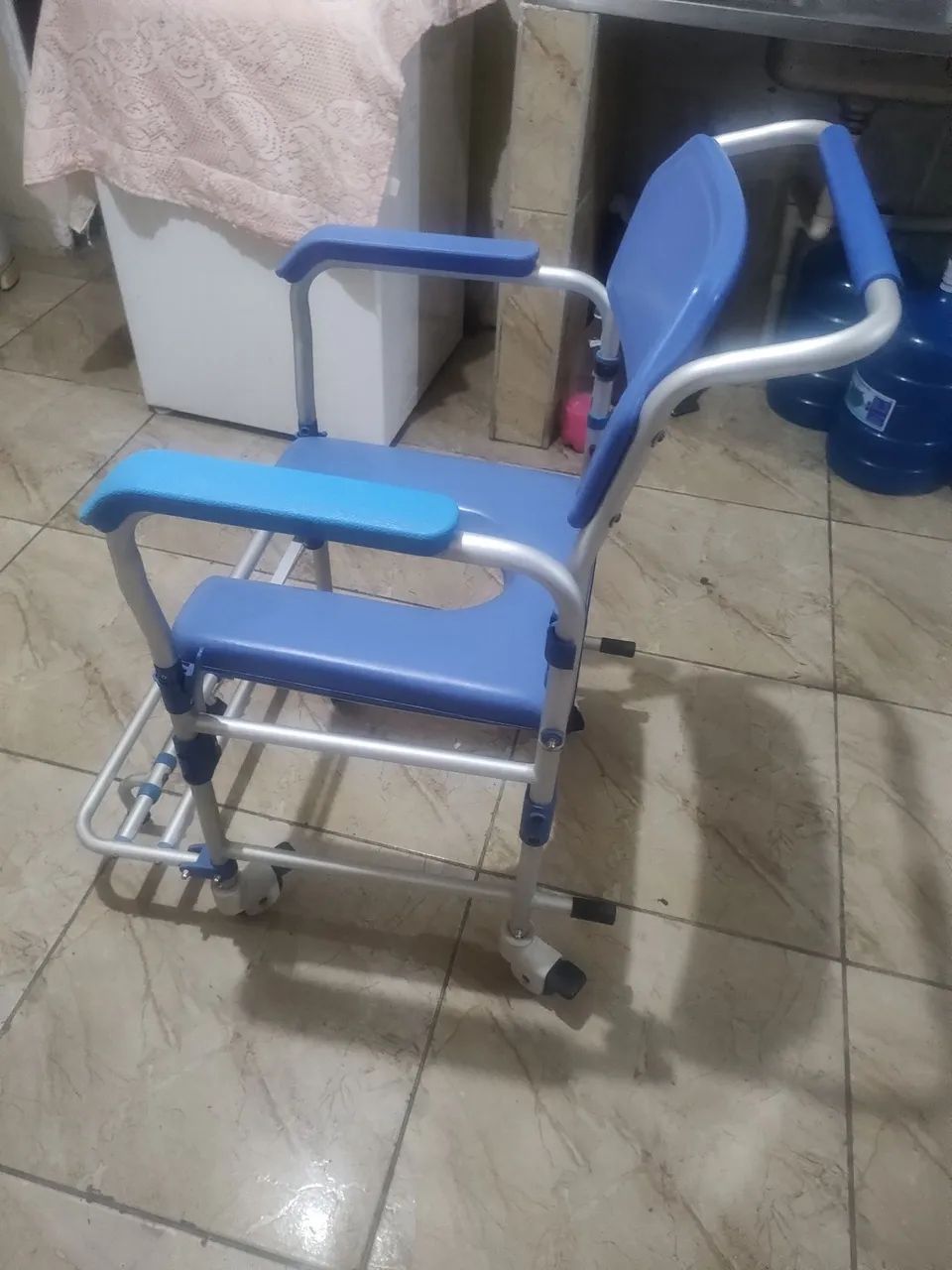 Vende-se cadeira de rodas para banho  - Foto 2