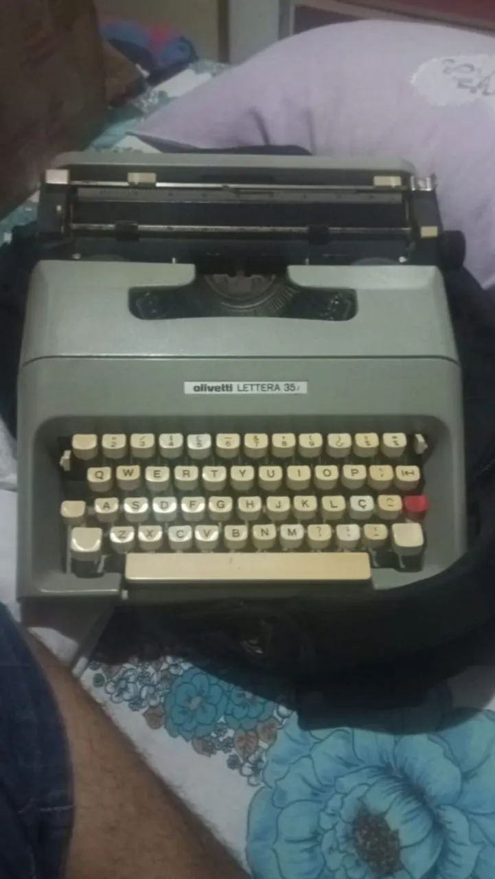 Maquina se escrever antiga Olivetti 65104327506178121