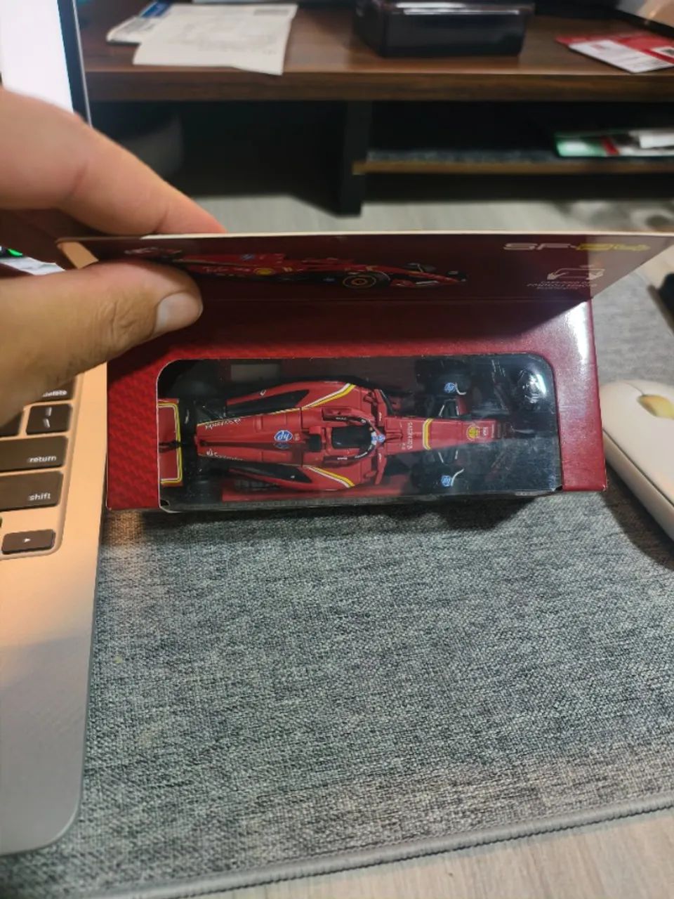 Miniatura SHELL ferrrari SF-24 Controle remoto  - Foto 3