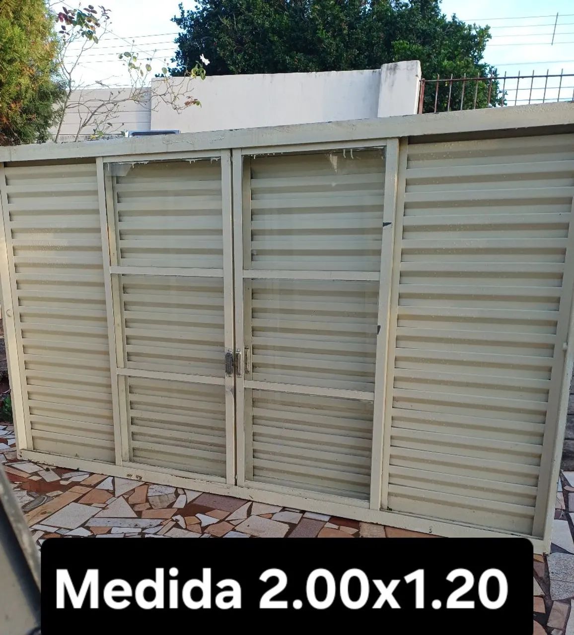 Janela medida 2.00x1.20. 