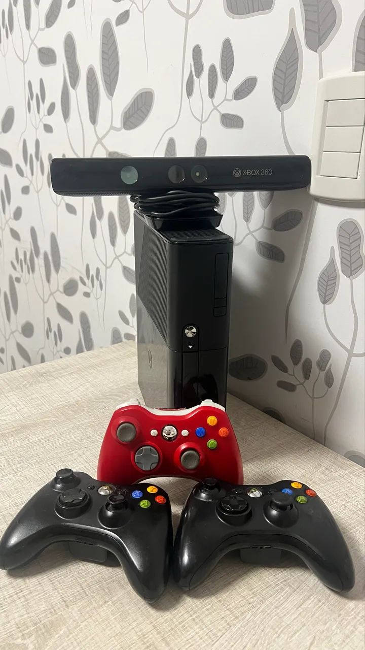 XBOX 360 SUPERSLIM DESBLOQUEADO 20 JOGOS COM 3 CONTROLES E KINECT