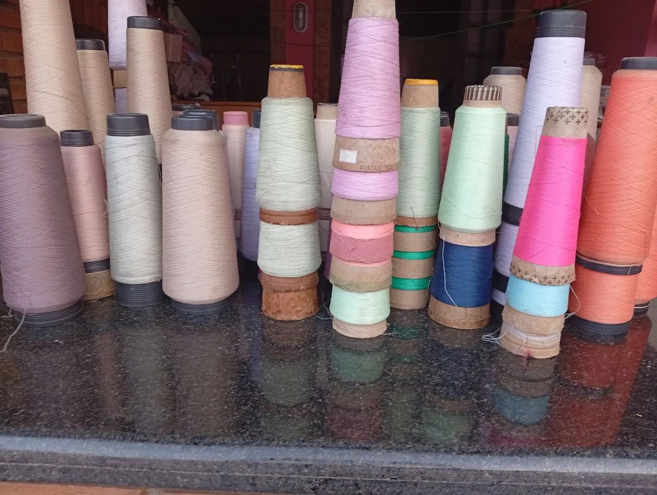 Cones usados de fio para overlock - Foto 3