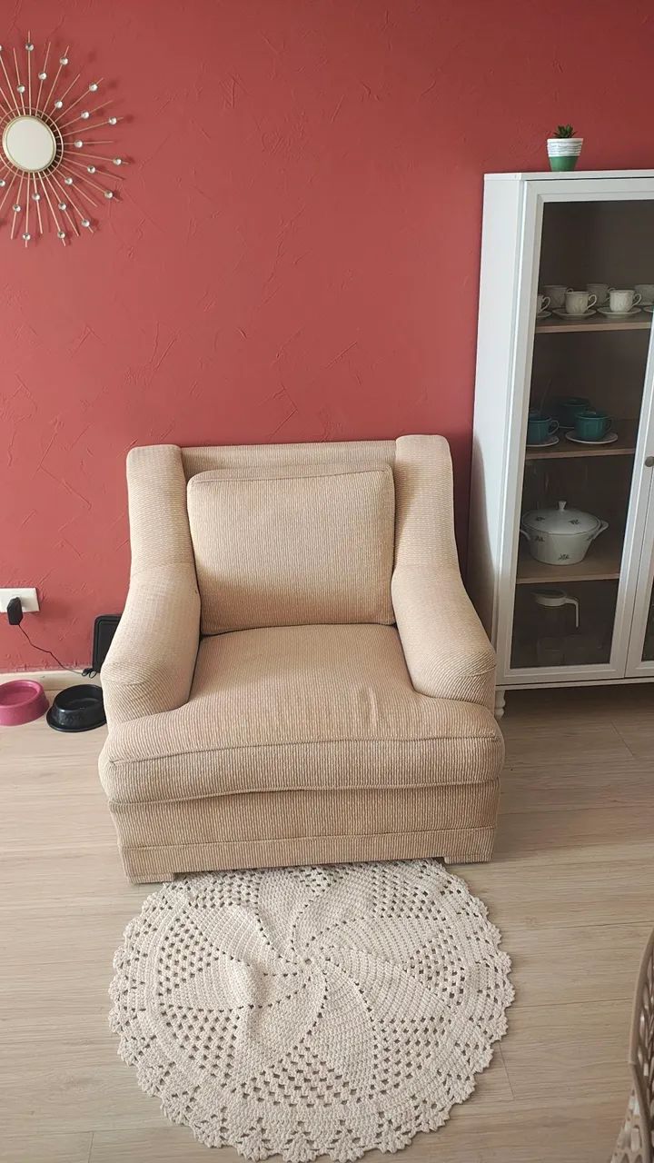 Poltrona higienizada em ótimo estado e confortável na cor bege - Foto 2