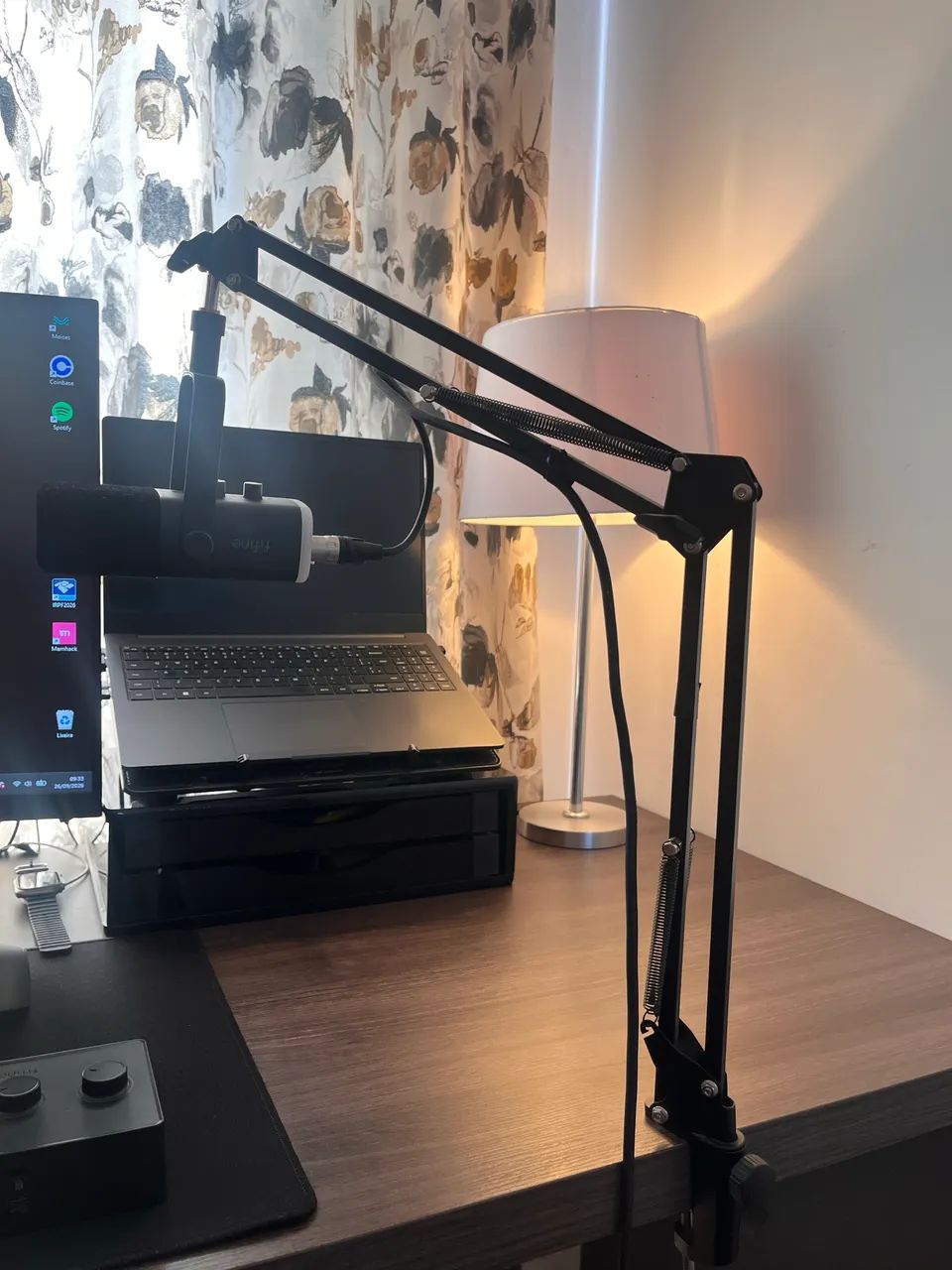 Kit Streaming/ Podcast: Microfone dinâmico AM8 FIFINE + interface Áudio FIFINE - Foto 4