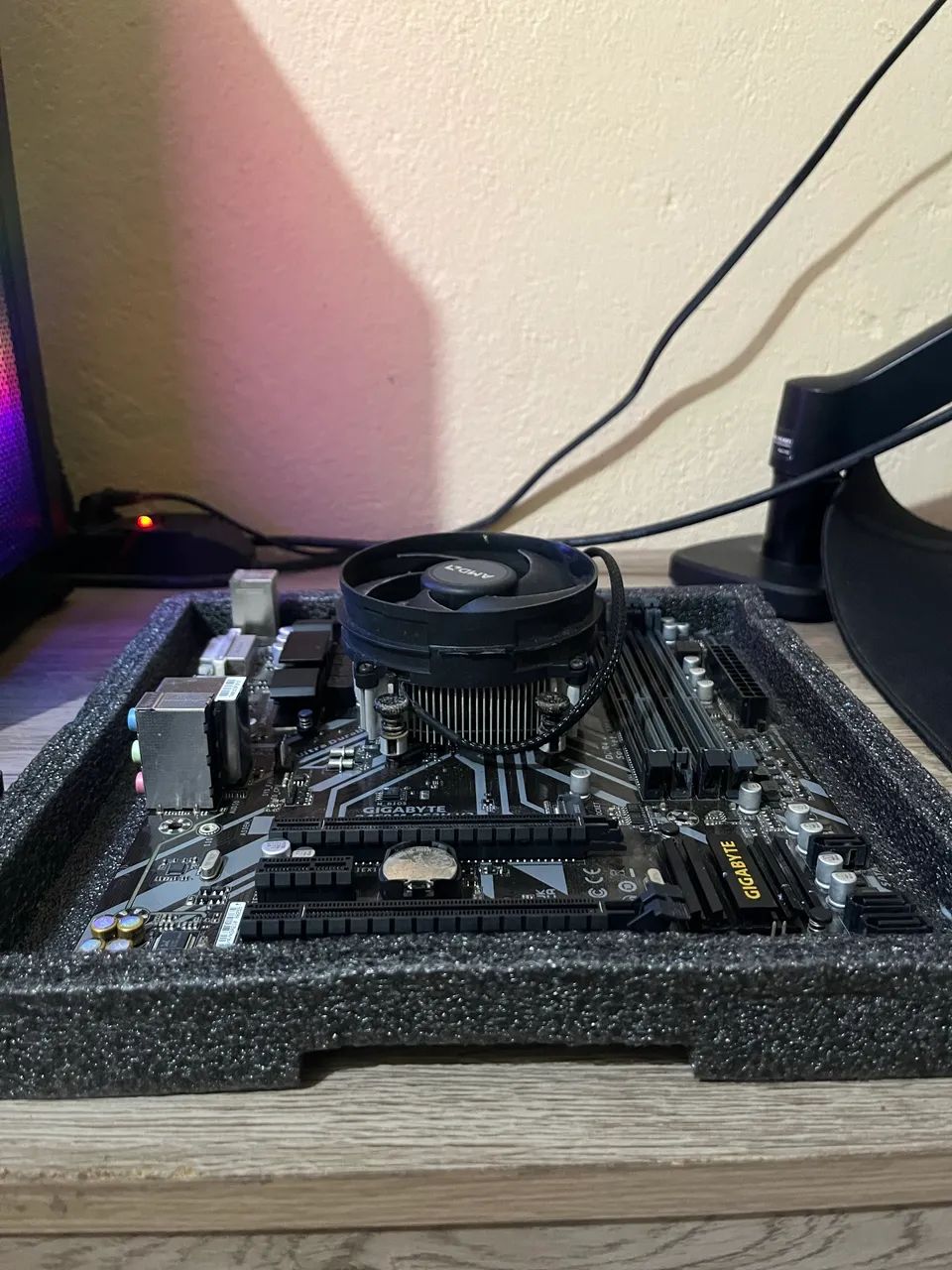 Placa mãe B450m Gigabyte + Ryzen 5 4600G (Vendo os dois separados também)