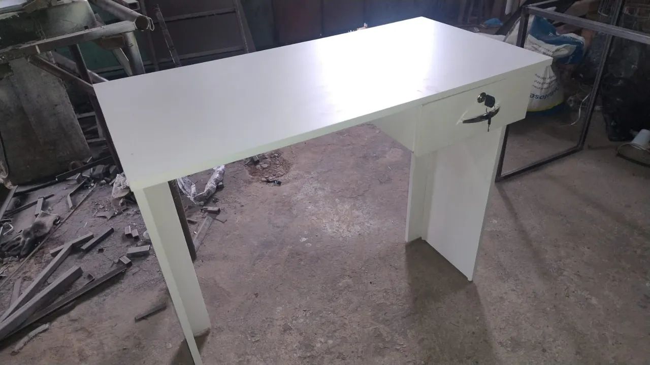 Mesa robusta com gaveta e chave - Foto 2