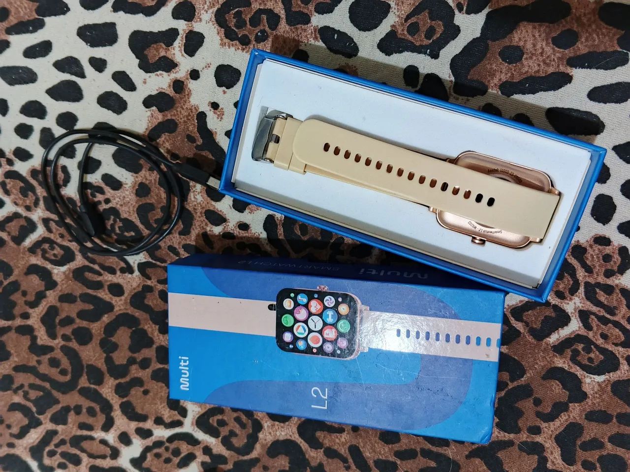 smartwatch Multi L2 Rosé (WR203) com caixa retangular e pulseira em tom bege/rosé - Foto 4