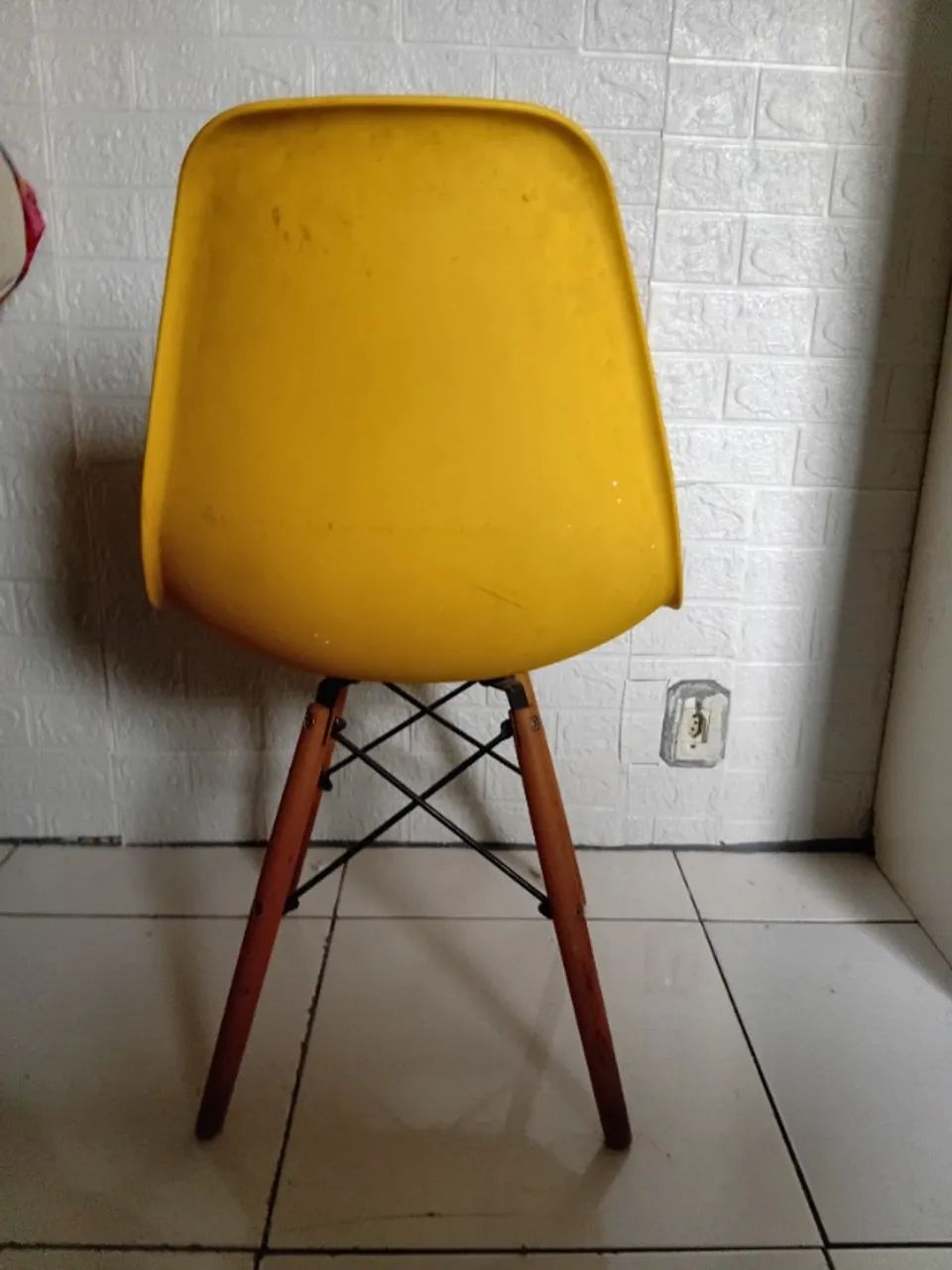 Cadeira de poliuretano semi nova  - Foto 3
