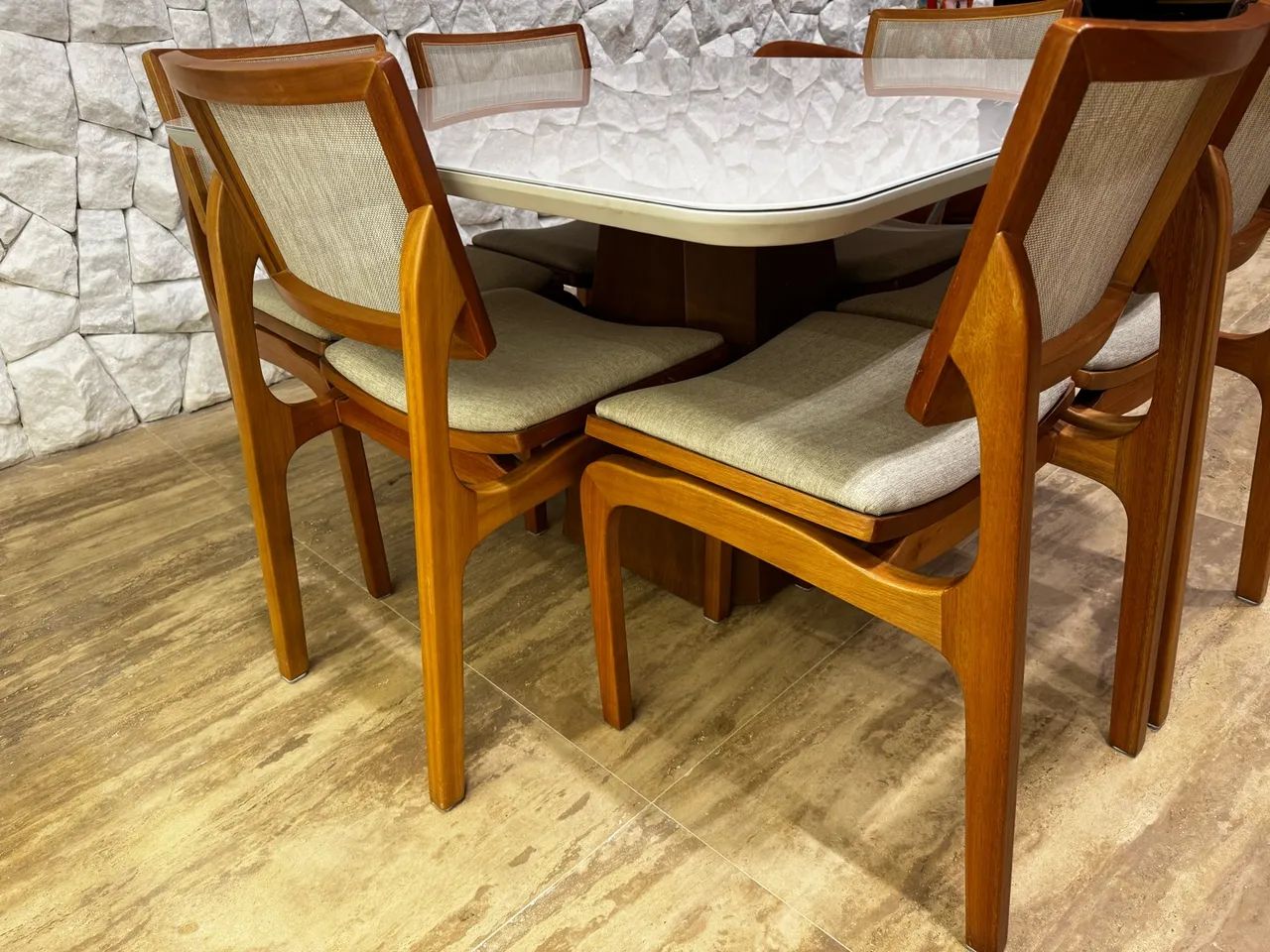 Mesa de jantar com 6 cadeiras! - Foto 4