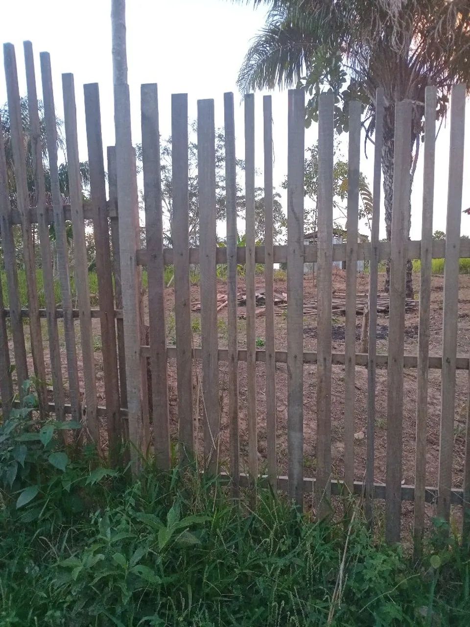 Terreno com casa de madeira inacabada.  - Foto 3