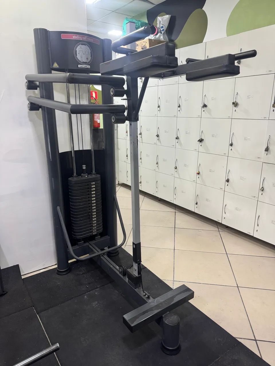 Panturrilha em pé com placa