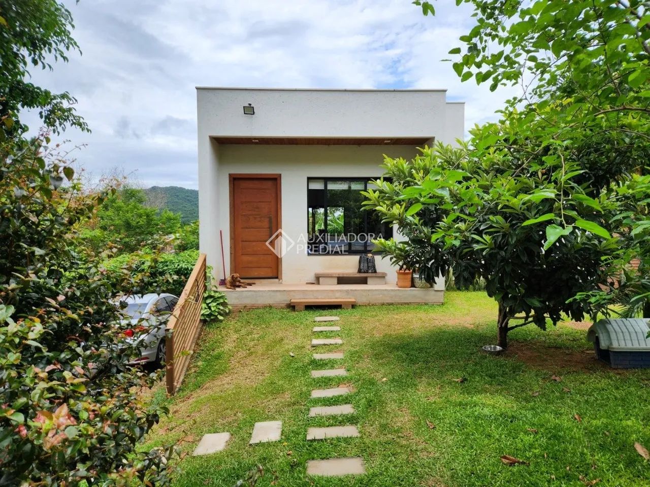Casa à venda nos Açores com terreno amplo de 395 m²