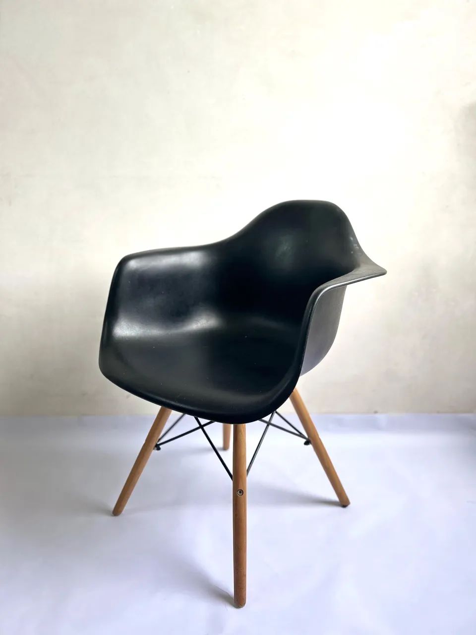 CADEIRA CHARLES EAMES EIFFEL COM BRAÇOS _ PRETA  - Foto 4