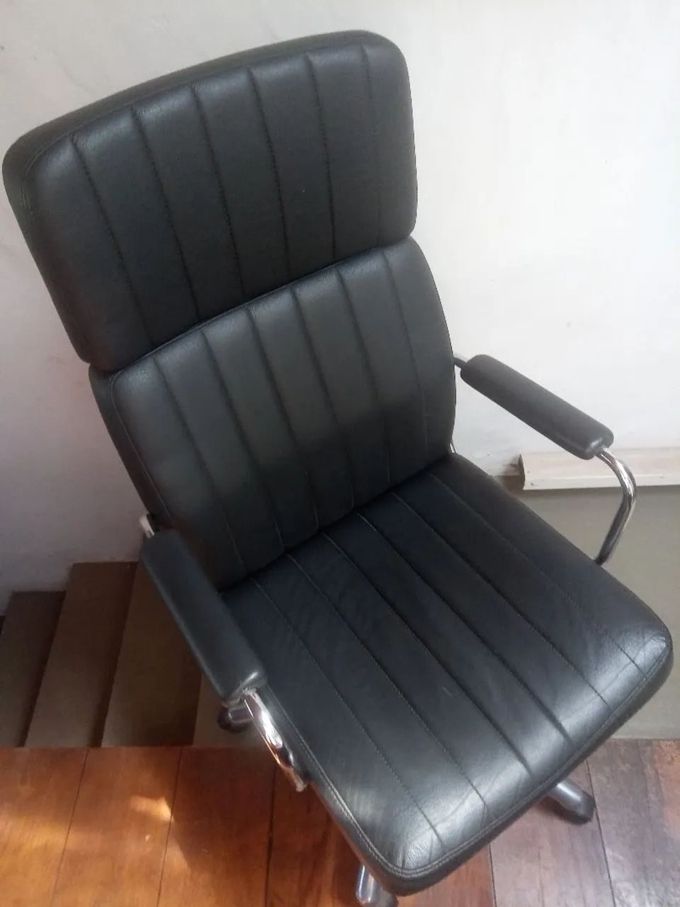 Cadeira escritório semi nova 