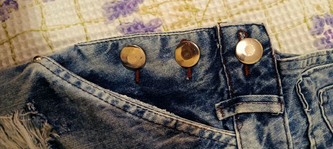 jardineira short jeans rasgado 38 - Foto 2