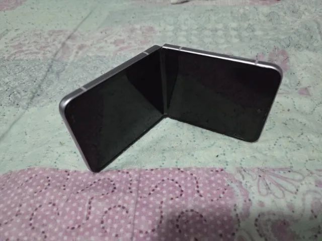 Samsung Galaxy Z Flip3 Violeta - com listra verde