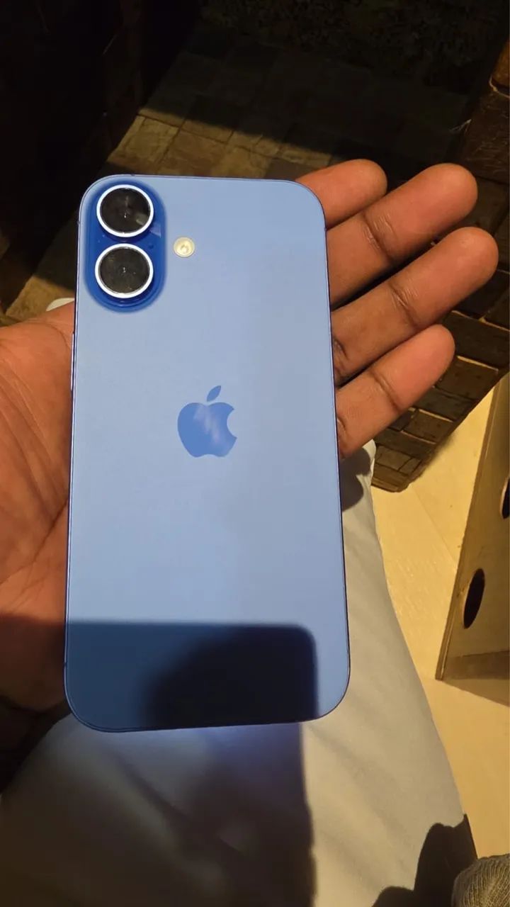 iPhone 16 azul - Foto 2