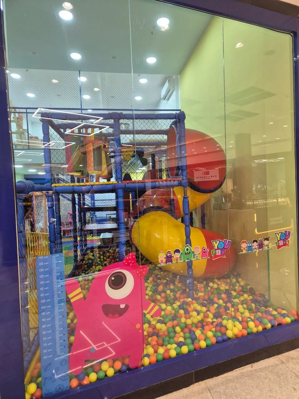 BRINQUEDÃO COM PISCINA DE BOLINHAS 