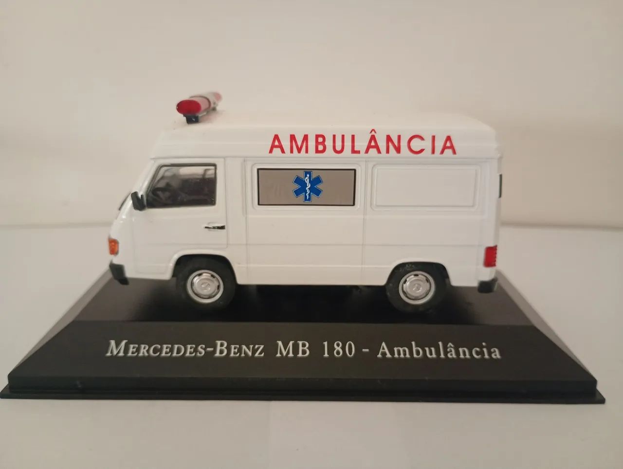 IXO - Miniatura Mercedes MB 180 Ambulância  - Foto 4