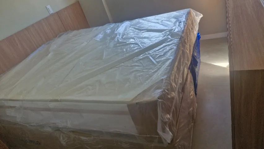 Uma cama de casal Queen com box baú nova embalada