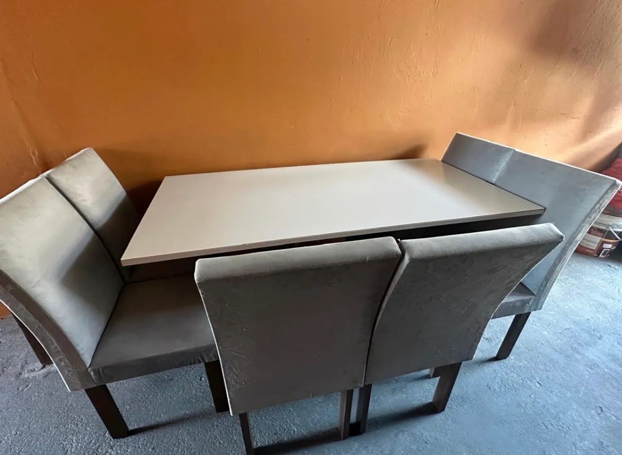 Mesa com 6 cadeiras