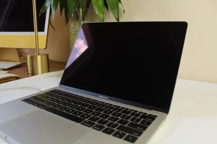 Macbook Pro (2017) - 13 polegadas - Intel Core i5 - 8GB / 256 GB