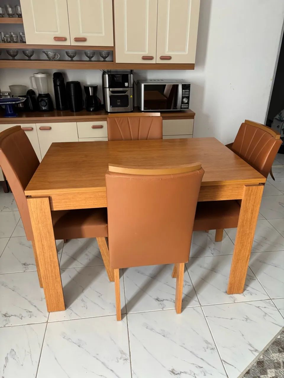 VENDO MESA + 4 CADEIRAS SEMI NOVA - Foto 2