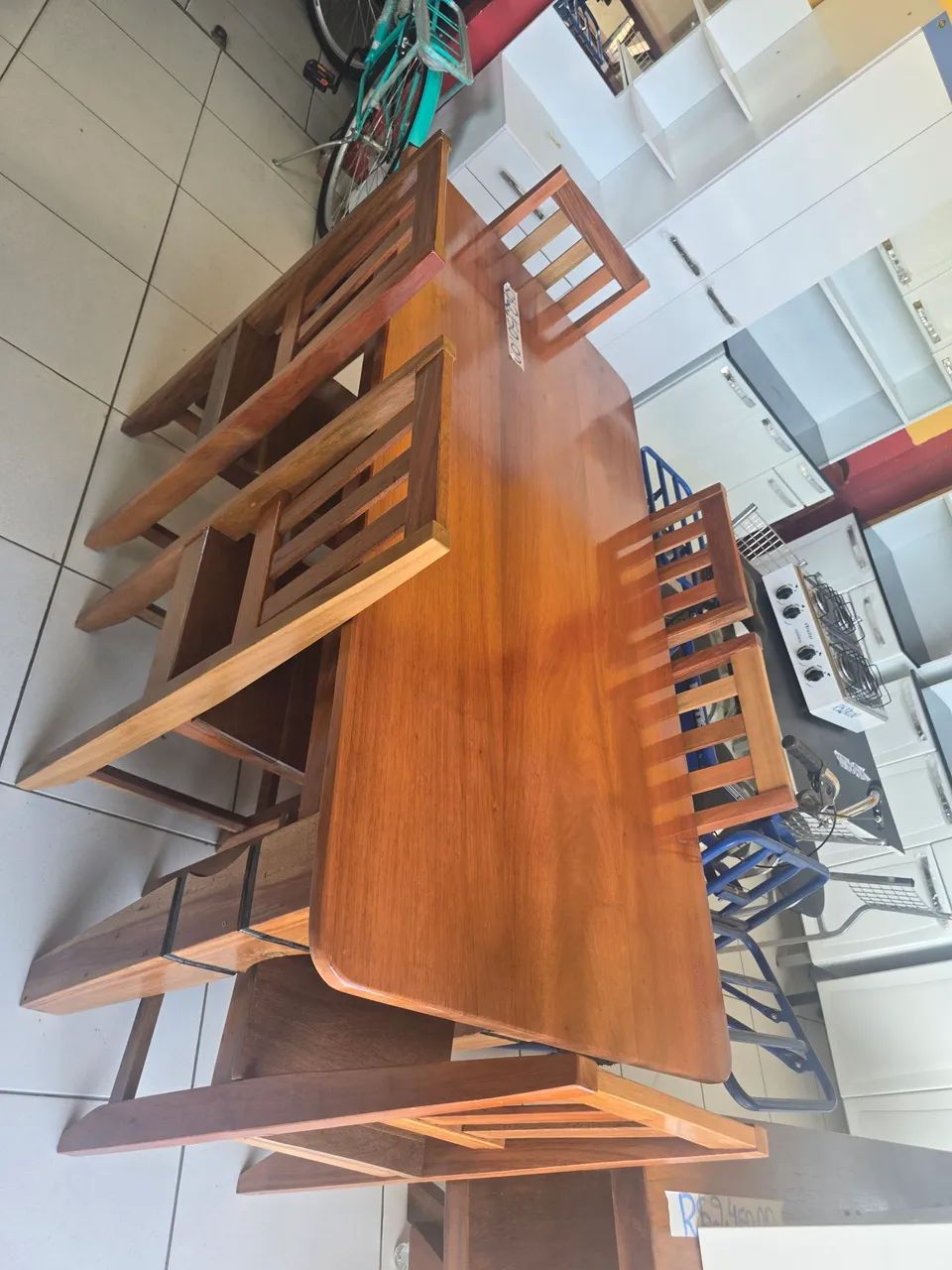 Mesa de madeira com 6 cadeiras
