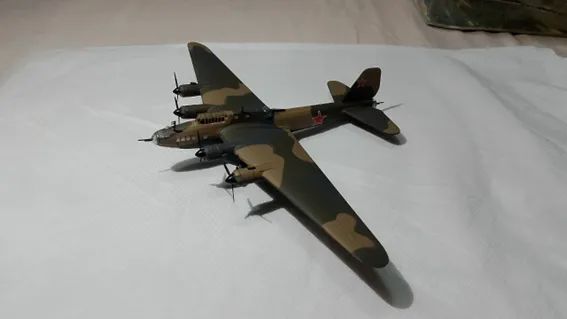 Miniatura Avião Petlyakov Pe-8 Ussr