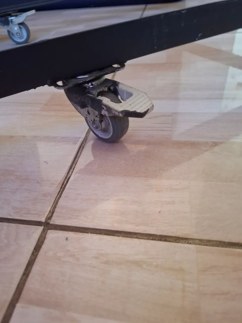 Suporte de ferro resistente com rodinhas ideal para facilitar a movimentacão de objetos. - Foto 3