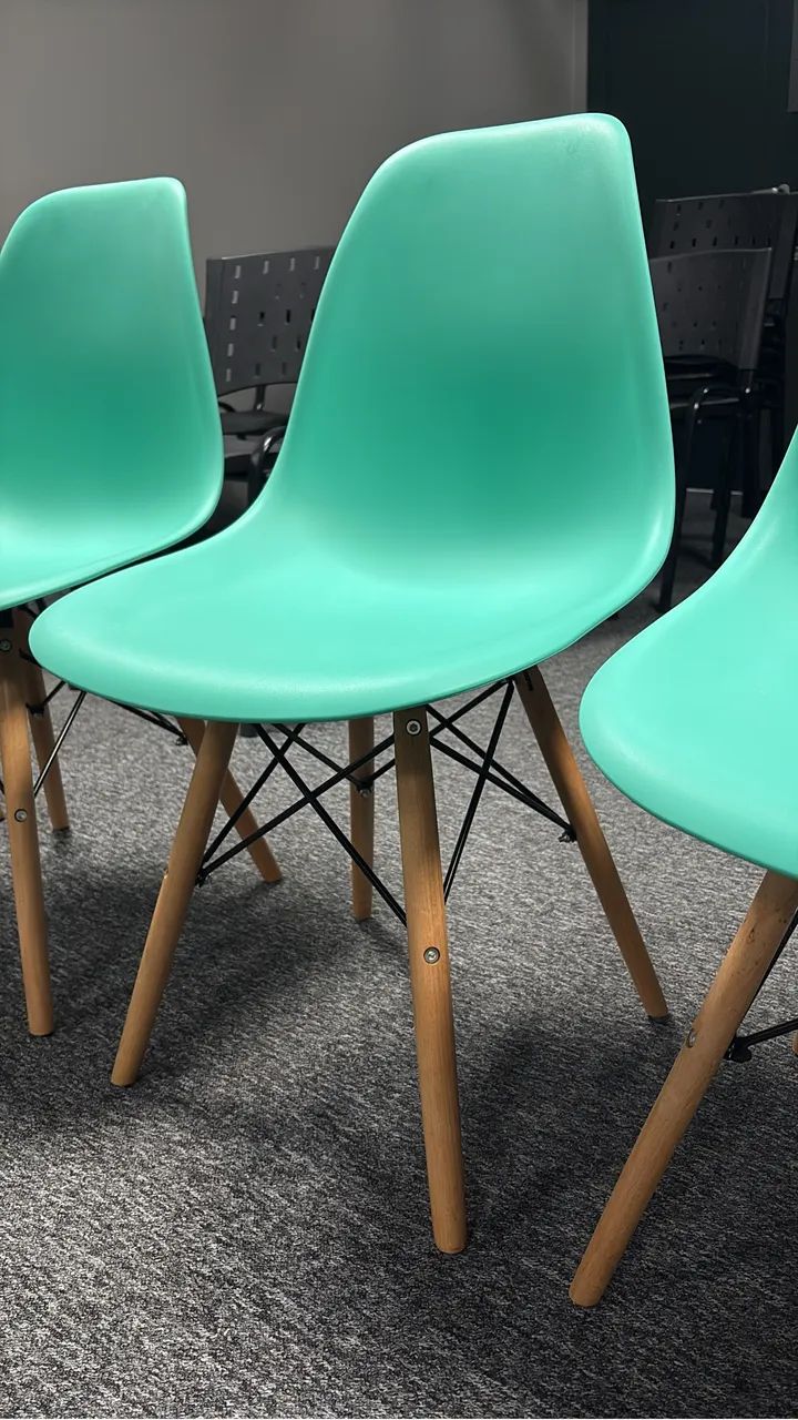 Kit com 4 cadeiras estilo Eames verde água - ótimo estado