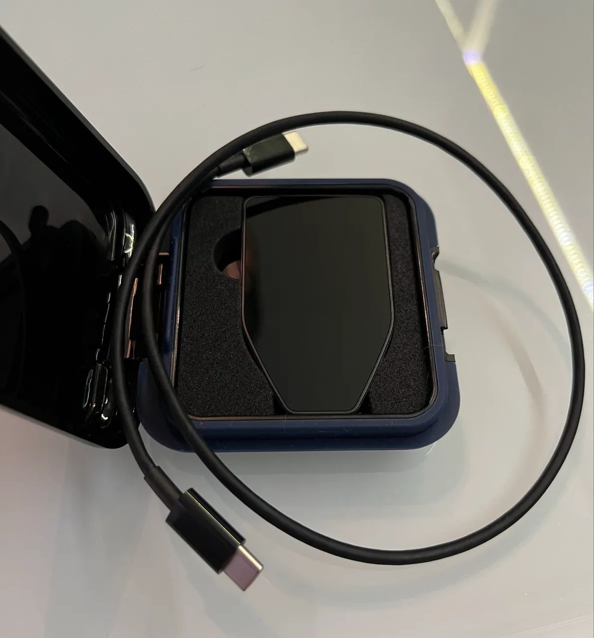 Trezor Safe 5 Hardware Wallet - Carteira Crypto com Case protetora dedicada.  - Foto 2