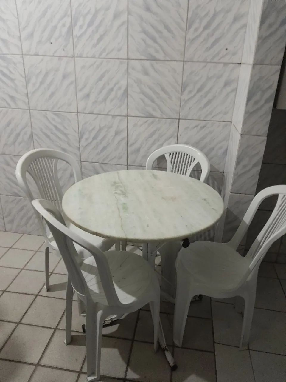 Mesa redonda com tampo de mármore e 4 cadeiras simples