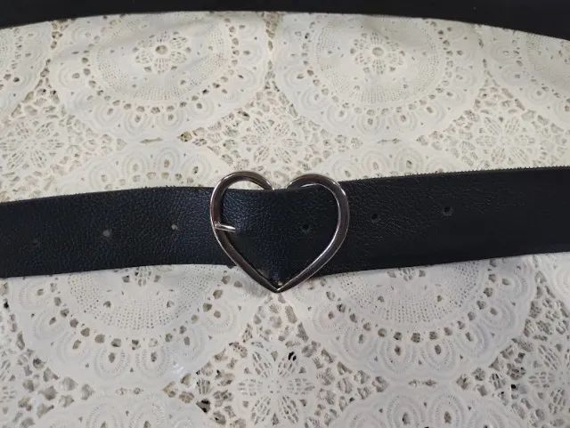 Cinto preto com fivela de coração - Foto 3