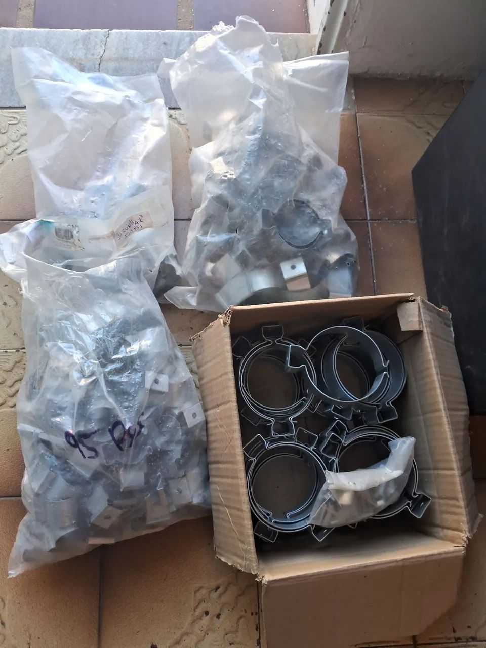 Lote de Abraçadeiras com cunha 1/2 ,1, 2 , 3 polegadas marca Stringueto. - Foto 2