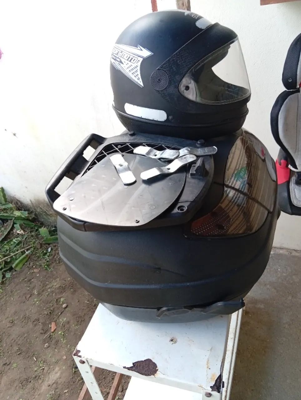 Baú de 40 litros e um capacete para Moto. - Foto 4
