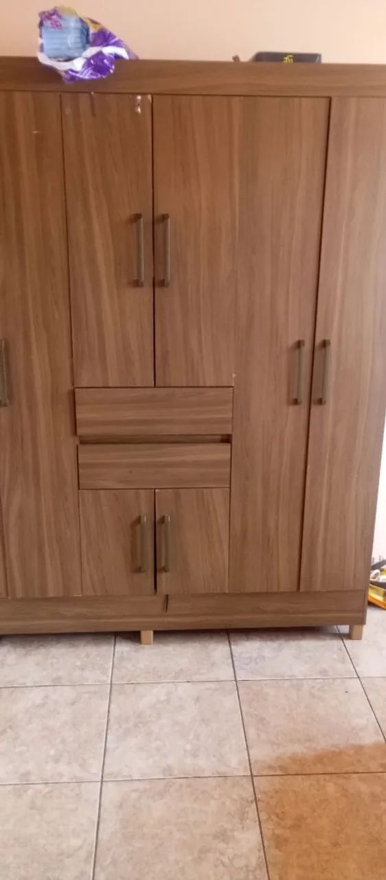 Vender guarda roupa e cadeira 