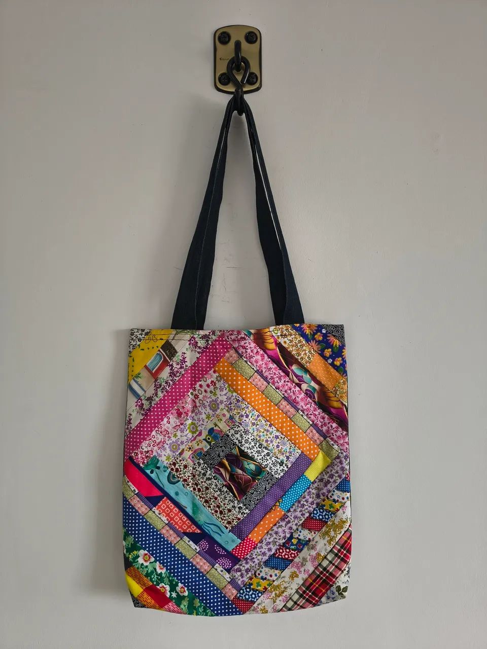 Bolsa de Ombro Média em Jeans e Retalhos - Foto 2