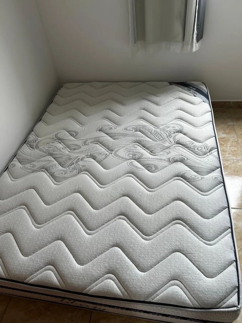 Cama, Ar condicionado, Mesa Jantar sem cadeiras e Guarda-roupa 