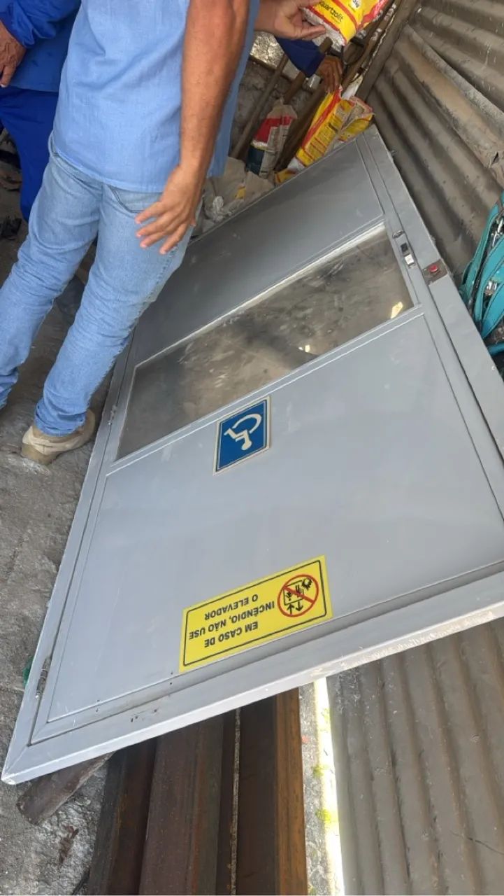 Plataforma Elevatória de Acessibilidade - 2 Pavimentos, Usada