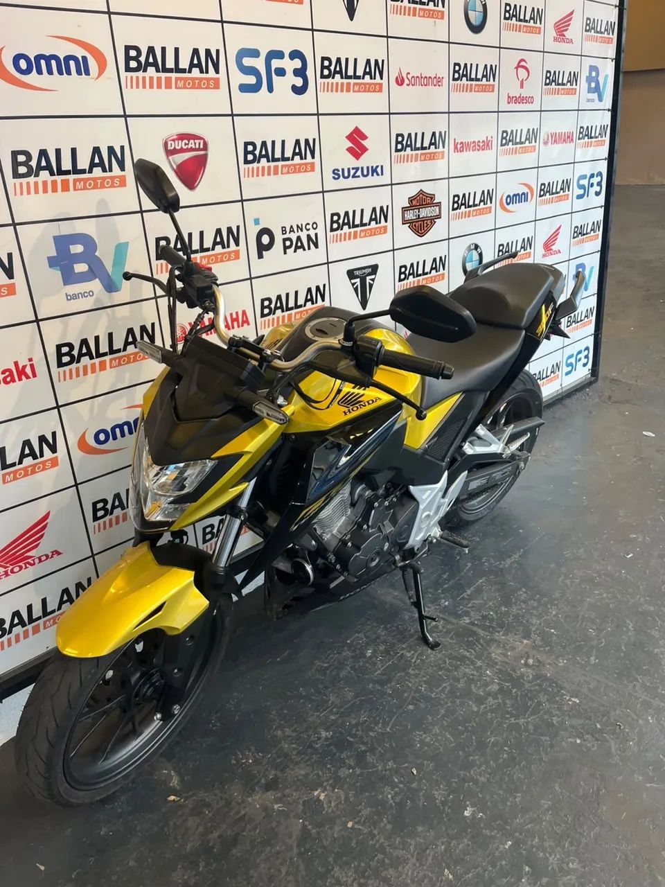 CB300F 2023 - Foto 3