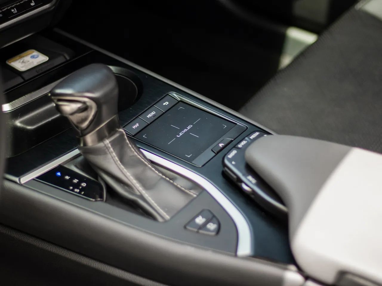 Lexus UX-250h Luxury 2.0 16V Aut.(hybrid), foto 12 de 18
