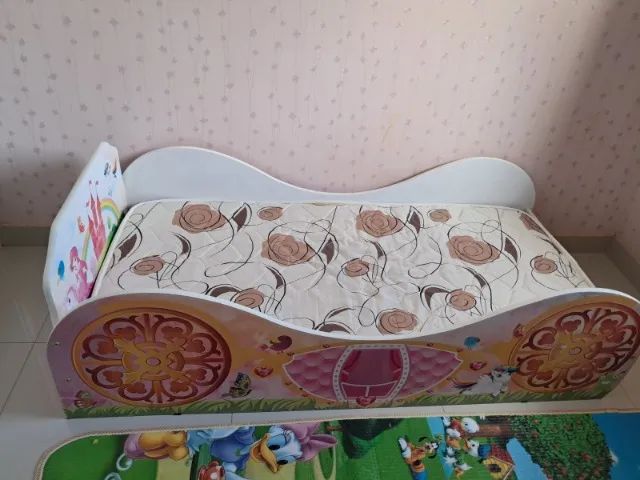 Princess-themed children's bed for girls with side guardrails
