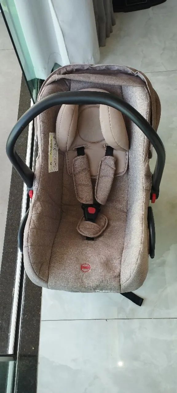 Carrinho de bebê com bebê conforto 