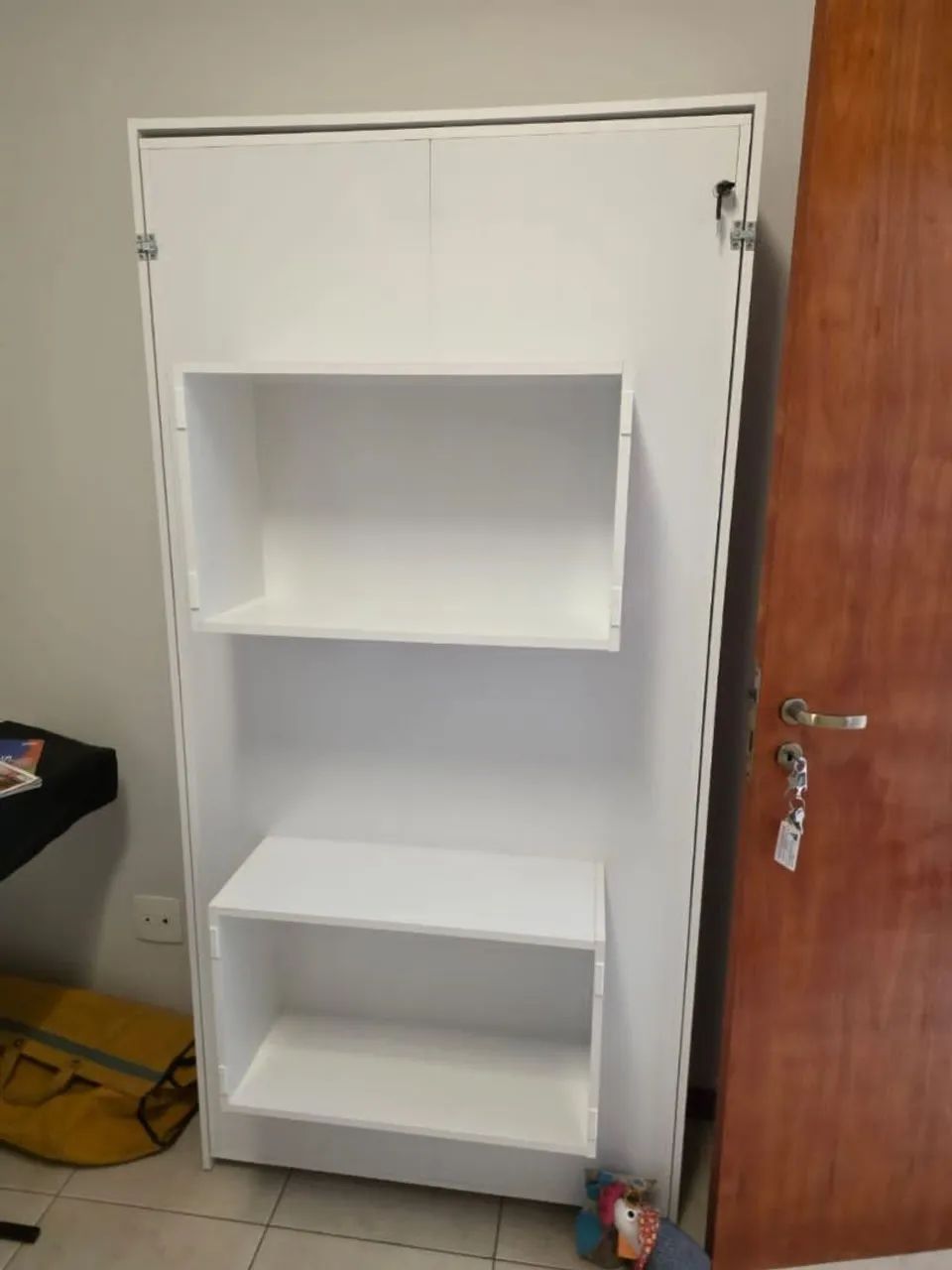 Cama Retrátil de Parede Branca com Nichos e Prateleiras - Foto 2