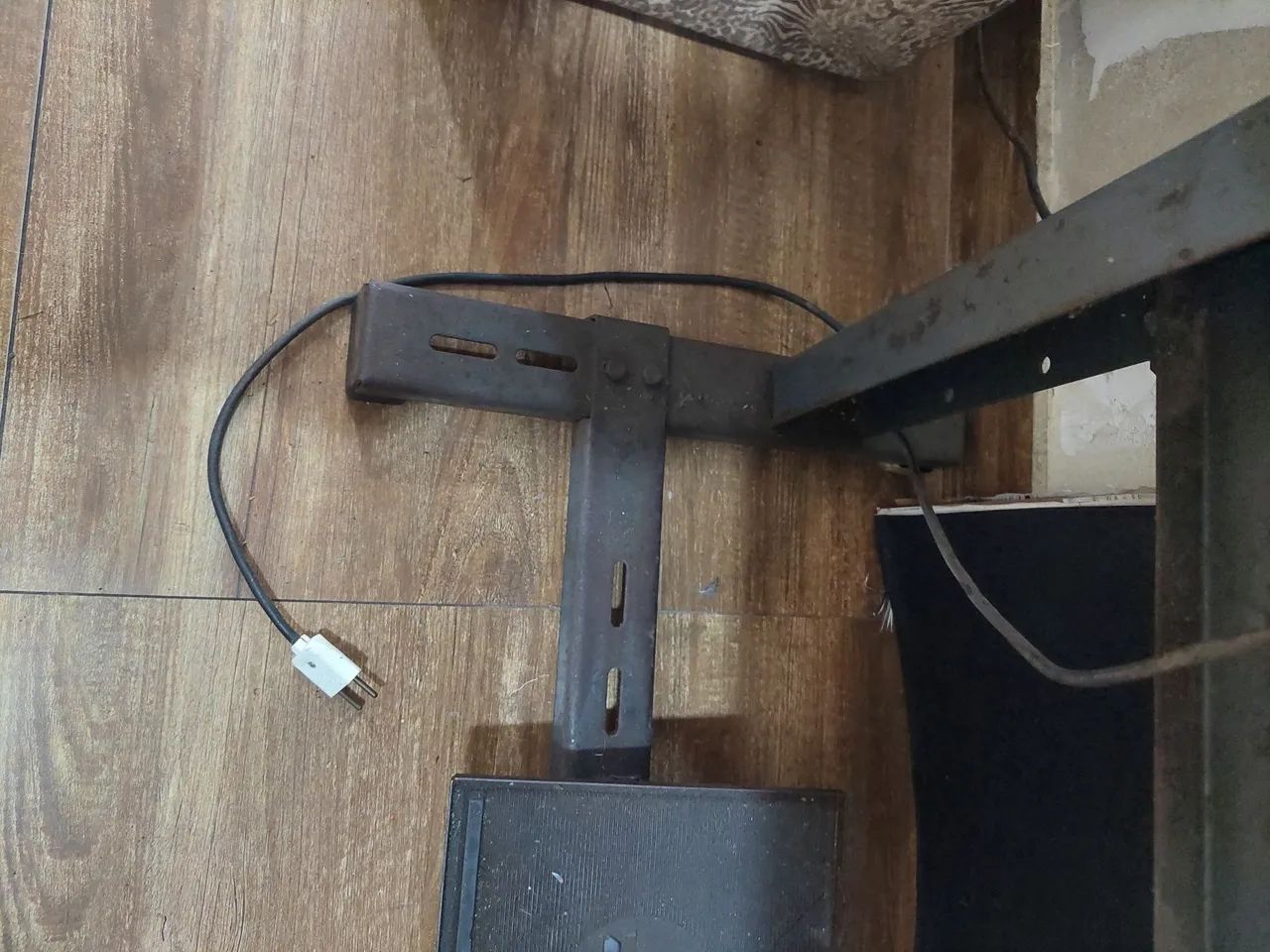 Vendo máquina industrial reta funcionando.