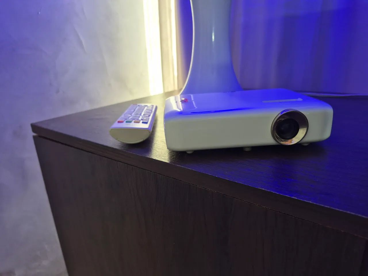 Mini Projetor LG - PERFEITO. Imagem nitida até com iluminação. USB, bateria e speakers.