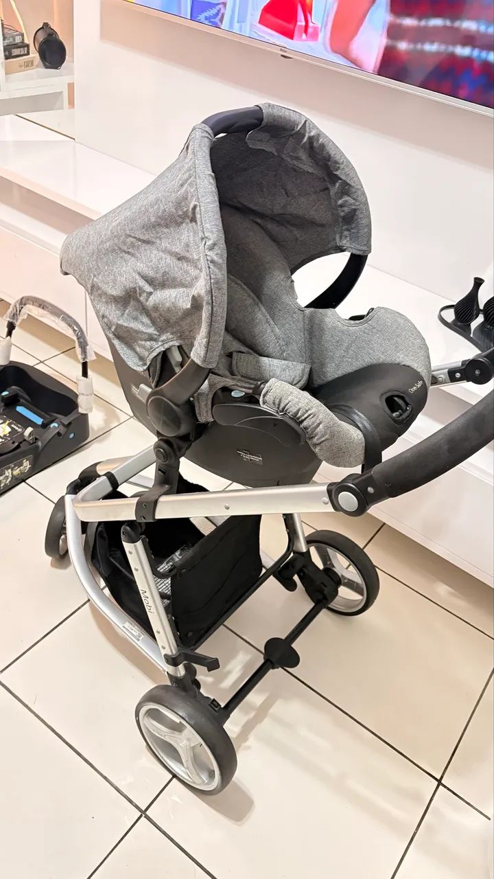 Carrinho de bebê com bebê conforto e suporte para veículo  - Foto 4