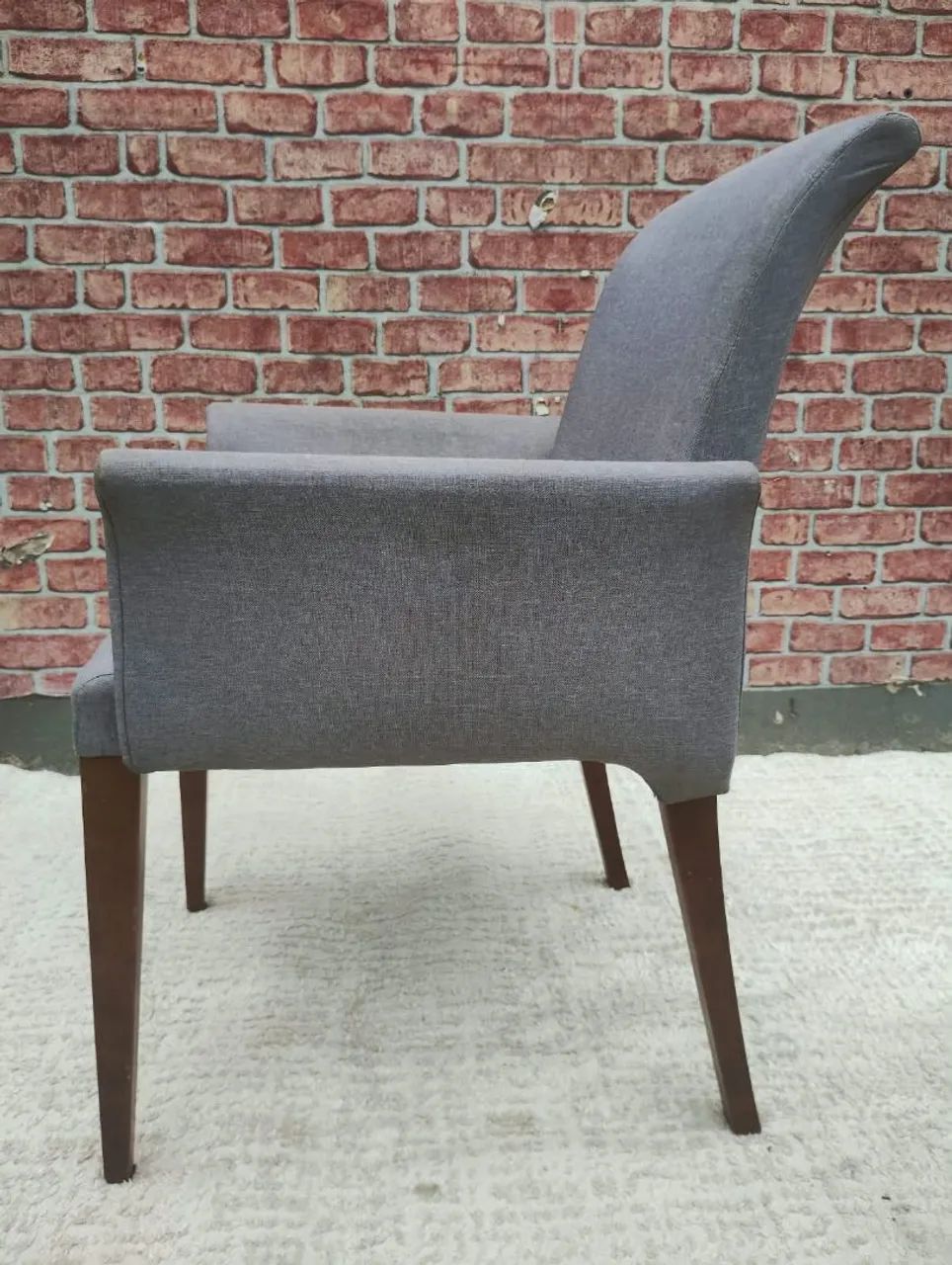 POLTRONA / CADEIRA DE JANTAR ESTOFADA COM BRAÇOS - DESIGN SOFISTICADO - Foto 5