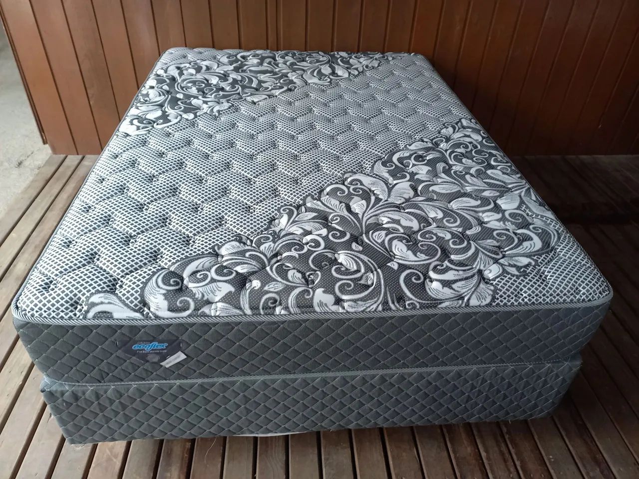 Vendo Cama box casal colchao + base 